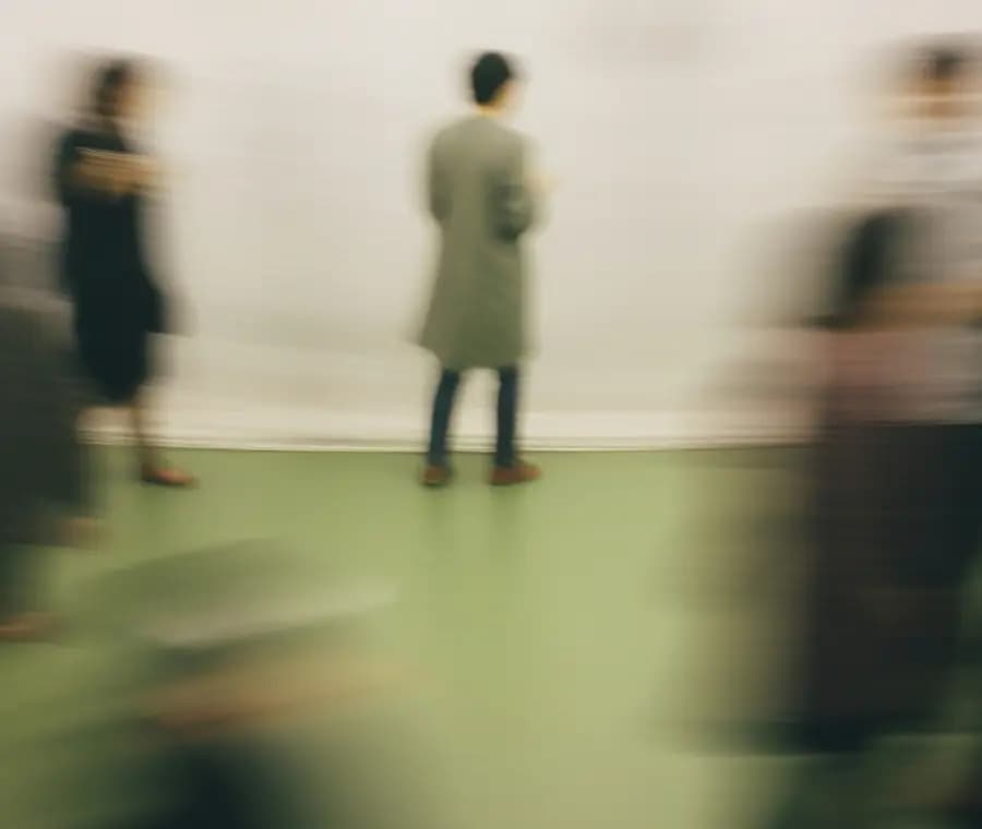 Personas reunidas en un espacio compartido